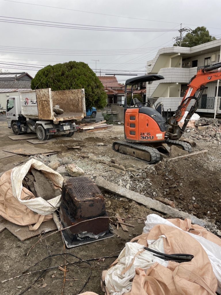 納屋解体工事の基礎の積み込み写真