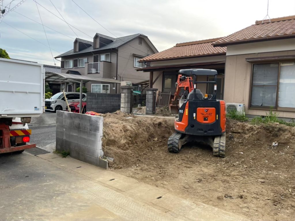 重機での擁壁撤去
