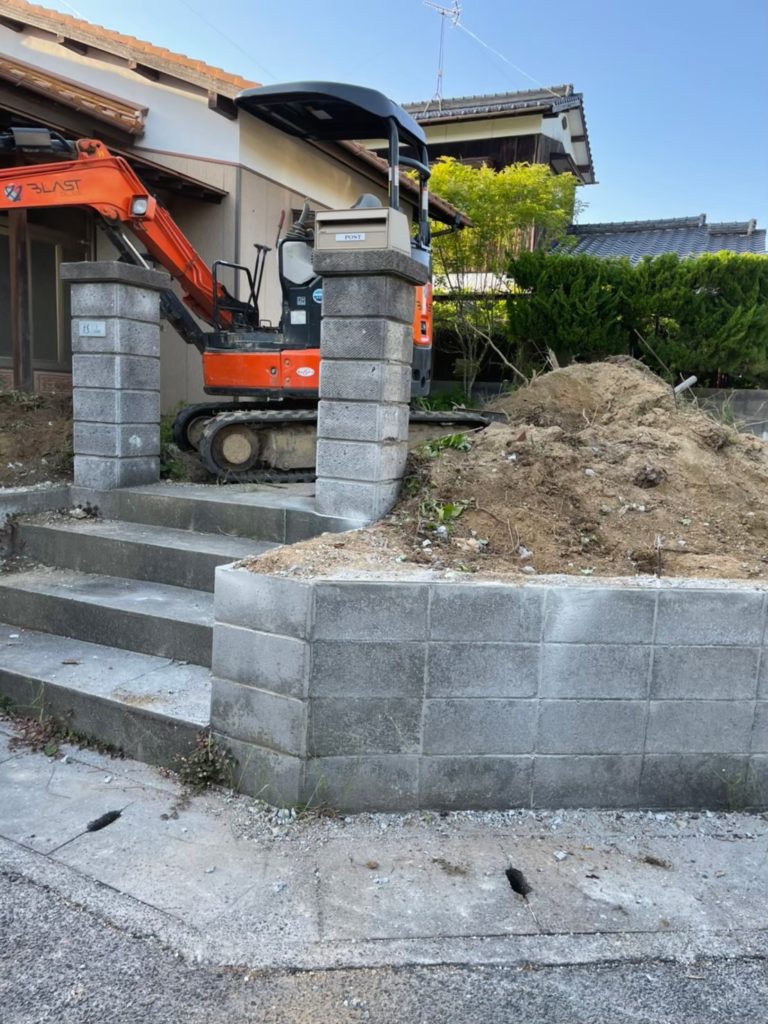 重機での擁壁撤去